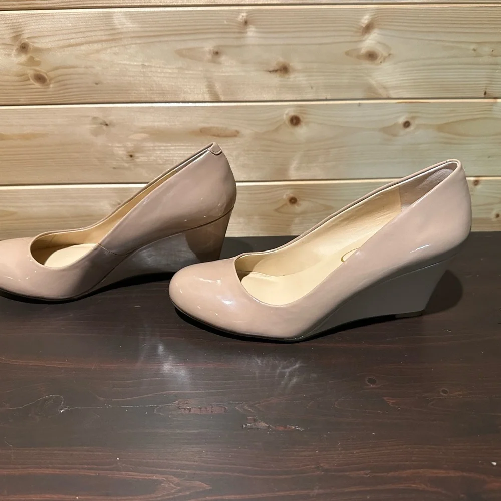 Brand NWOT Jessica Simpson beige patent leather wedge size 36 / 6 - Picture 2 of 6